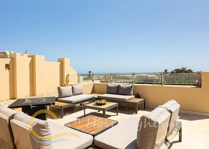 2-br Penthouse With Roof Terrace In Abu Tig Marina *